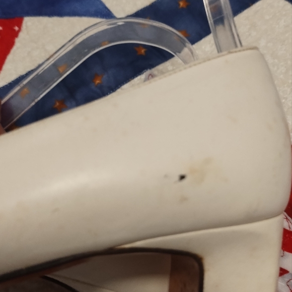 St. John Cream/White Women's Shoes - Picture 8 of 14